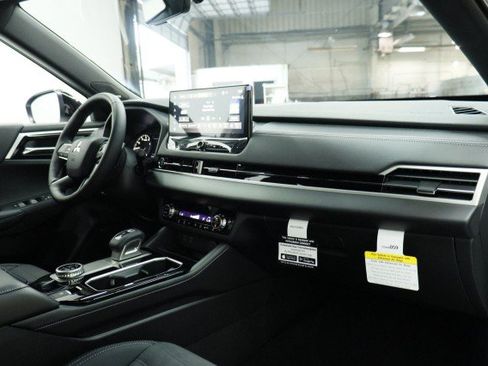 New 2026 Mitsubishi Outlander LE FWD image 17