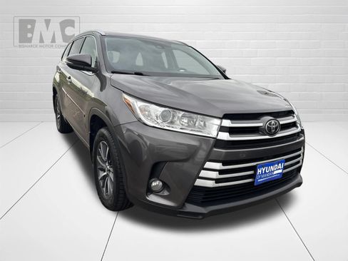 Used 2017 Toyota Highlander XLE AWD/4WD image 2