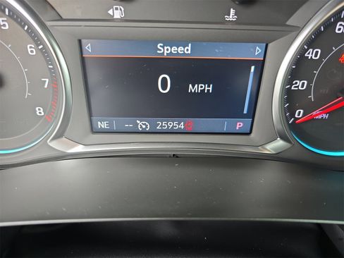 Used 2023 Chevrolet Traverse LT w/ Rear Camera Mirror Package image 28