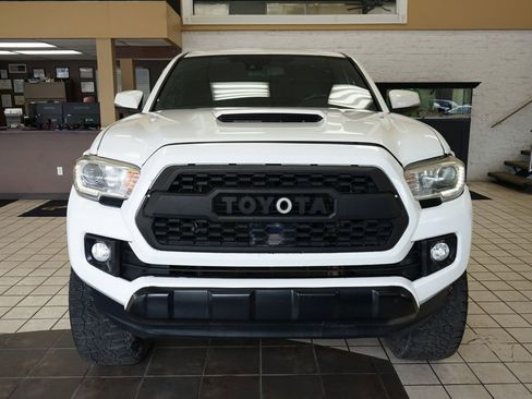 Used 2018 Toyota Tacoma TRD Sport w/ Technology Package image 17