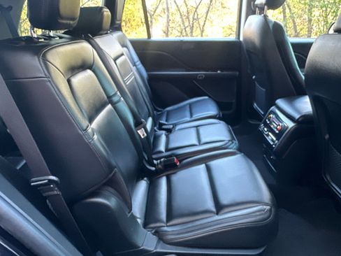 Used 2024 Lincoln Aviator AWD image 35