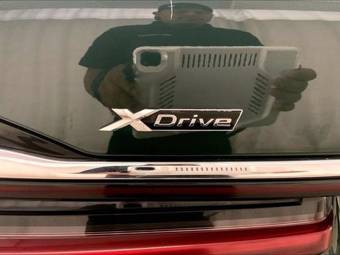 Used 2022 BMW 750i xDrive w/ Luxury Rear Seating Package AWD/4WD image 7