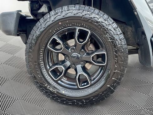 Used 2018 Jeep Wrangler Unlimited Sahara w/ Dual Top Group AWD/4WD image 28