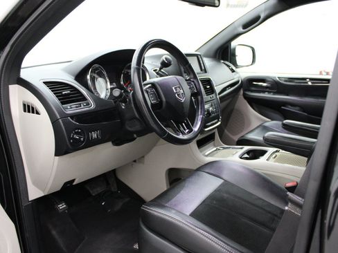 Used 2016 Dodge Grand Caravan SXT FWD image 7