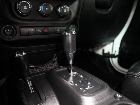 Used 2015 Jeep Wrangler Unlimited Sahara w/ Connectivity Group image 29