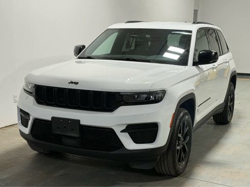 Used 2024 Jeep Grand Cherokee Altitude image 1