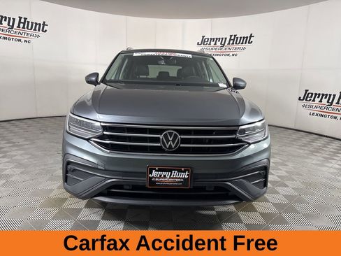 Used 2022 Volkswagen Tiguan SE w/ Panoramic Sunroof Package image 3