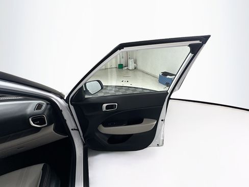 Used 2025 Hyundai Venue SEL FWD image 31