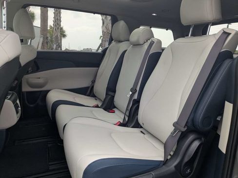 Used 2025 Kia Carnival SX FWD image 14
