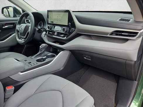 Used 2023 Toyota Highlander XLE FWD image 19