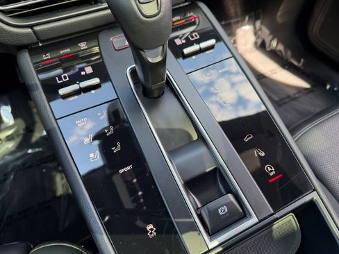 Certified 2023 Porsche Macan AWD/4WD image 30