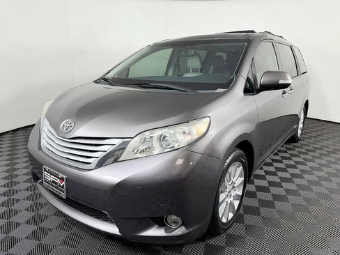 Used 2013 Toyota Sienna Limited w/ Premium Pkg AWD/4WD image 3