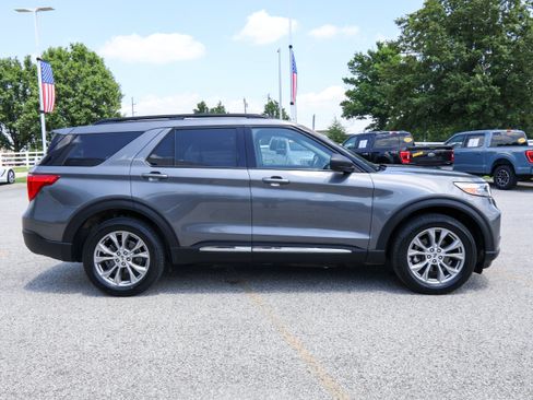 Used 2023 Ford Explorer XLT w/ Equipment Group 202A AWD/4WD image 6