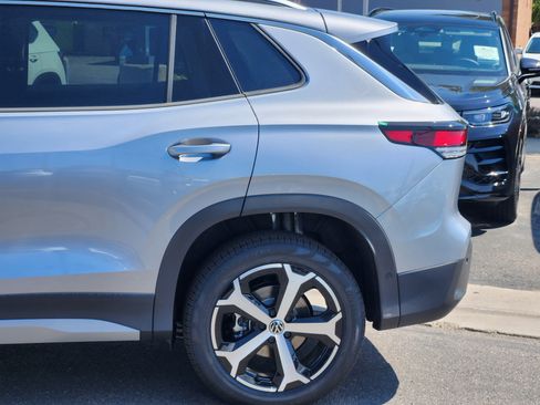 New 2025 Volkswagen Tiguan SE image 3