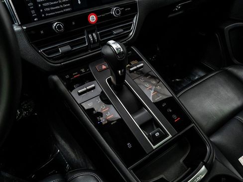 Used 2025 Porsche Macan image 19