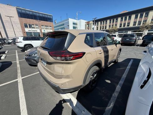 Used 2025 Nissan Rogue SV FWD image 2