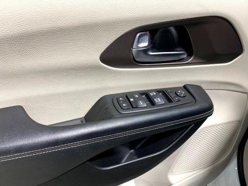 Used 2022 Chrysler Voyager LX FWD image 9