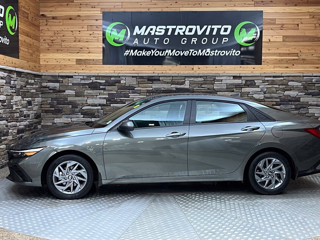 Used 2025 Hyundai Elantra Hybrid FWD image 8