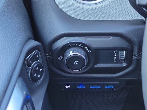 Used 2025 Jeep Wrangler Unlimited Sahara image 11