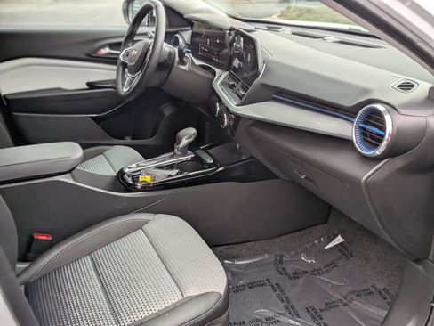 Certified 2025 Chevrolet Trax LT w/ LT Convenience Package image 22