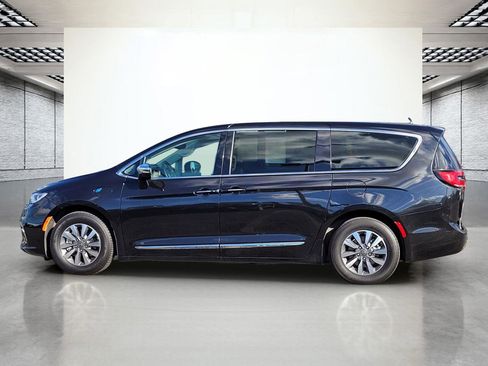 Used 2023 Chrysler Pacifica Limited image 10