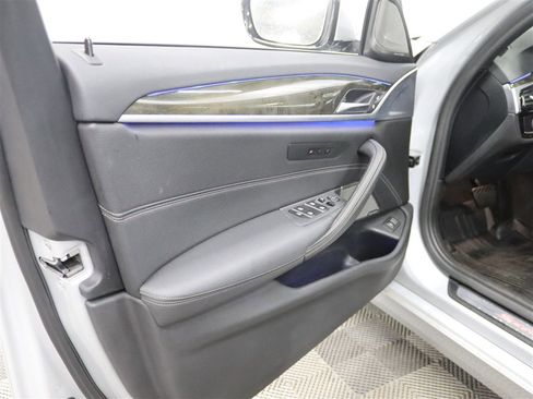 Used 2019 BMW 530i xDrive w/ Convenience Package AWD/4WD image 9