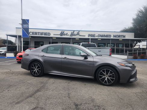 Used 2022 Toyota Camry SE w/ Cold Weather Package image 1