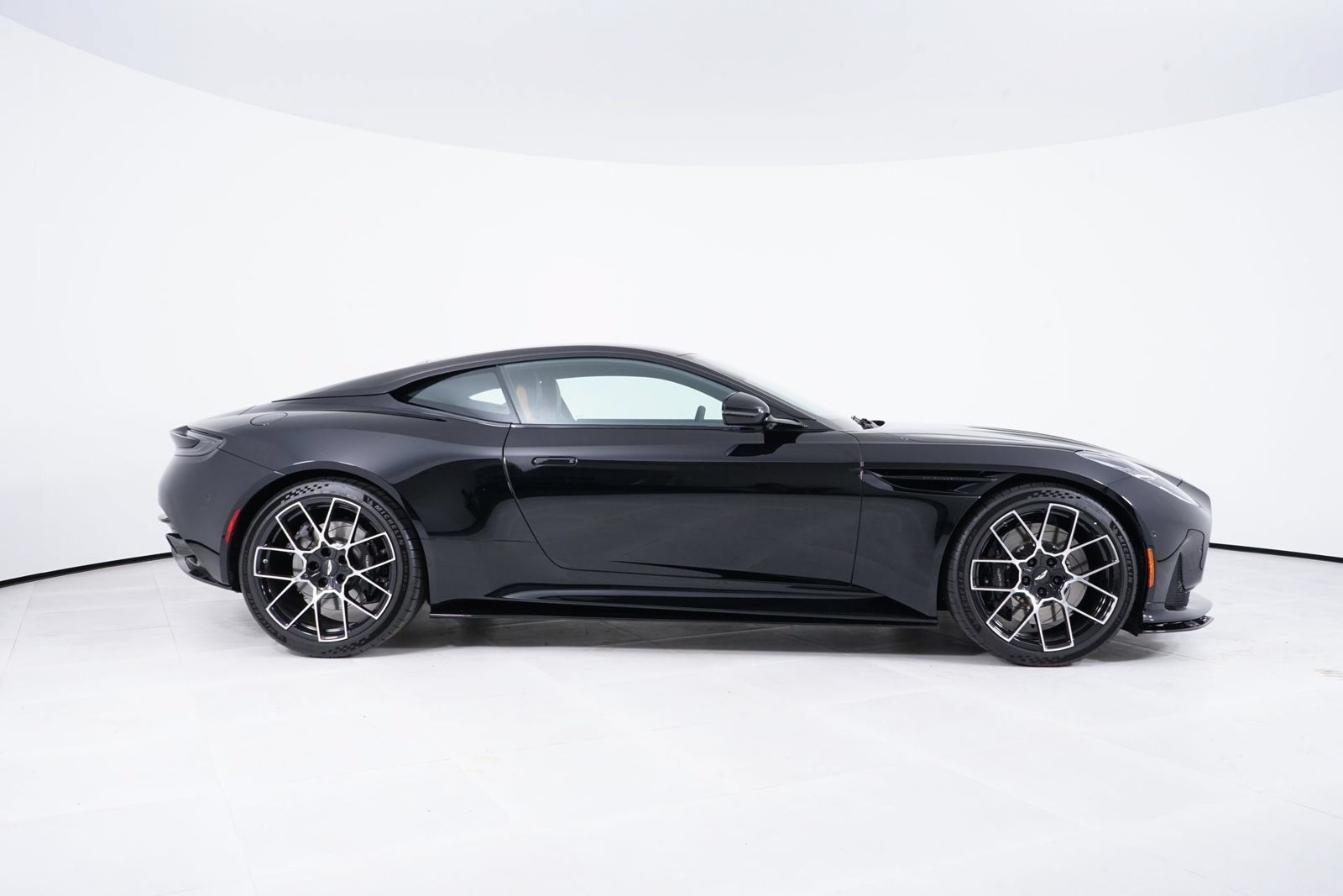 Used 2026 Aston Martin DB12 Coupe RWD image 8