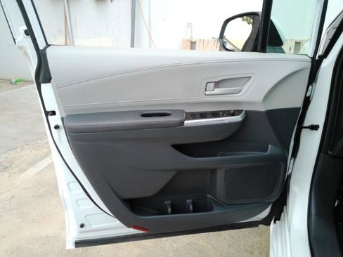 Used 2023 Toyota Sienna LE FWD image 11