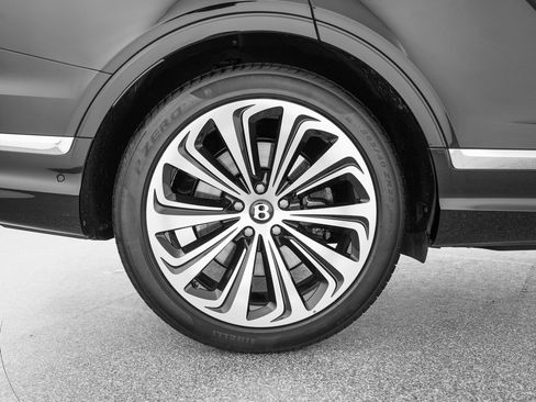 Used 2023 Bentley Bentayga Extended Wheelbase AWD/4WD image 38