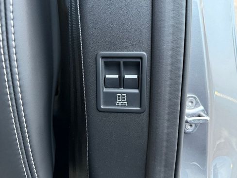 Used 2024 Land Rover Discovery Dynamic SE image 35