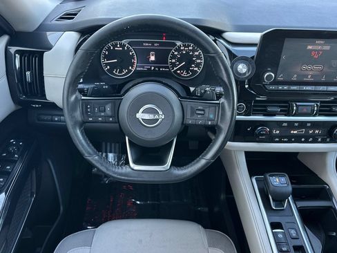 Used 2022 Nissan Pathfinder SV w/ SV Black Package FWD image 17