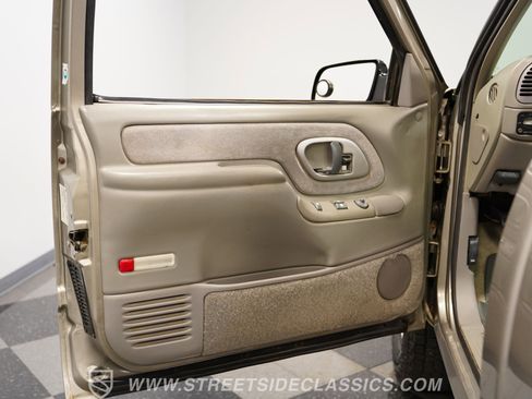 Used 1998 Chevrolet Silverado 1500 4x4 Regular Cab w/ Preferred Equipment Group 2 image 37