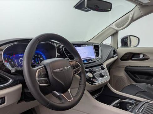 Used 2023 Chrysler Pacifica Limited FWD image 22