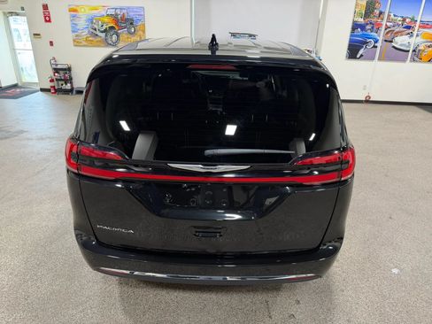 Used 2023 Chrysler Pacifica Touring-L FWD image 17