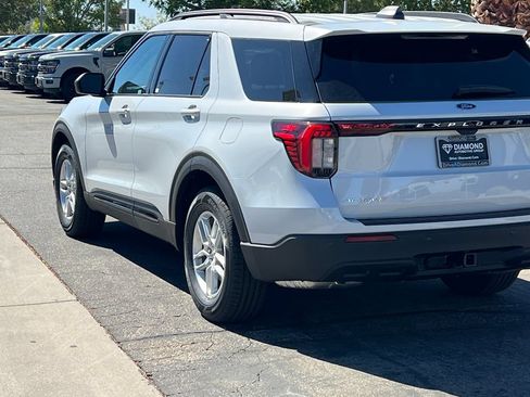 New 2026 Ford Explorer Active RWD image 5