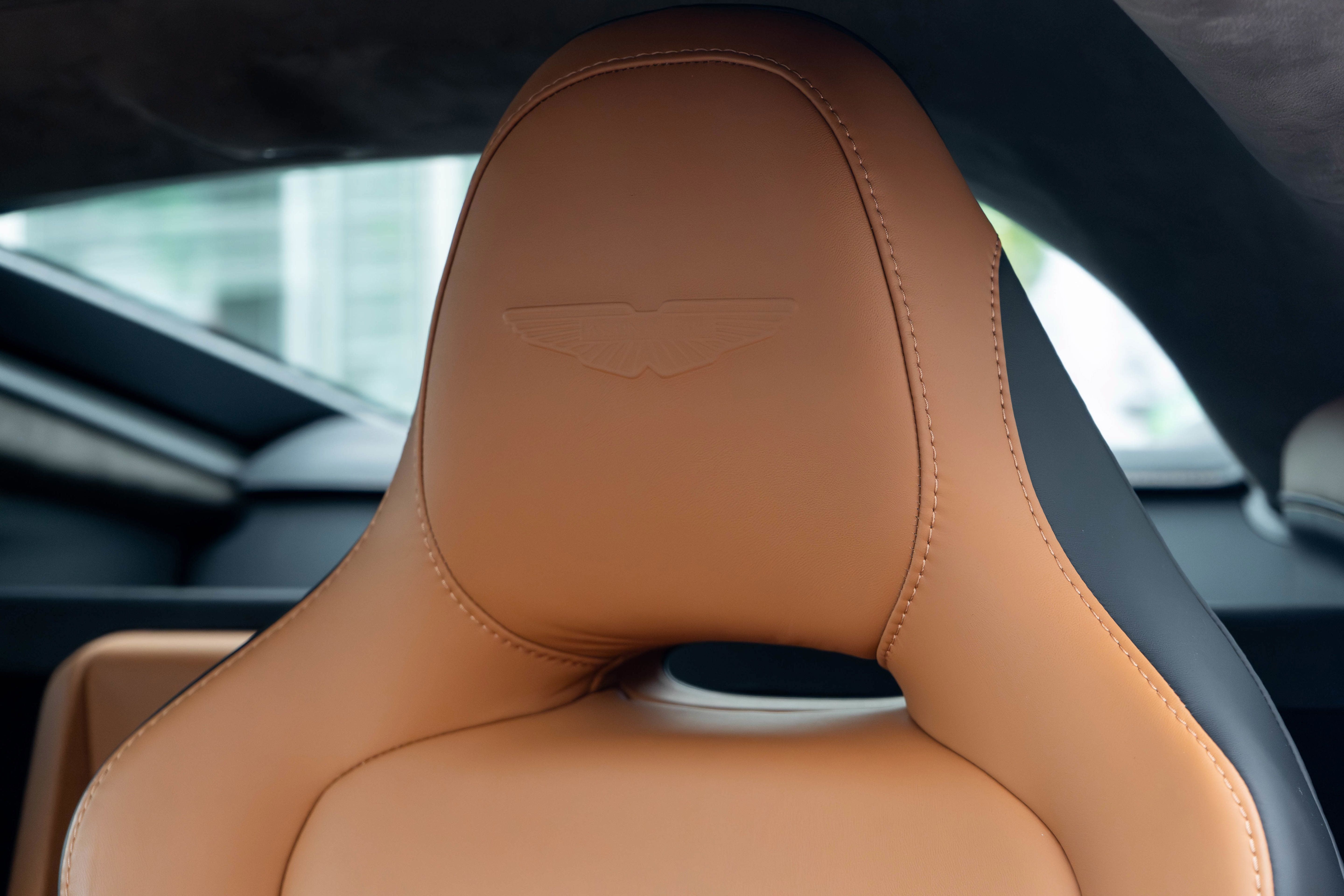 Used 2025 Aston Martin V8 Vantage Coupe RWD image 11
