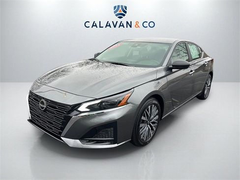 Used 2025 Nissan Altima 2.5 SV image 3