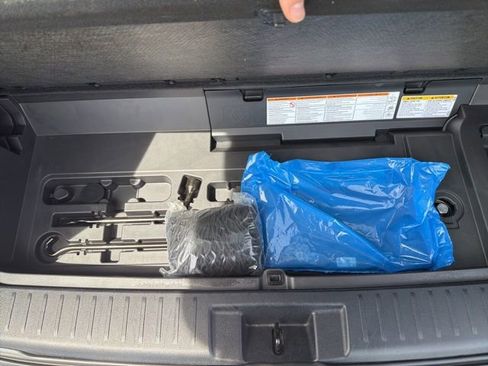 Used 2023 Toyota Highlander XLE image 13