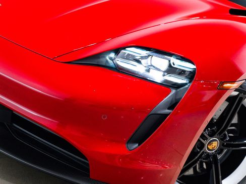 Used 2020 Porsche Taycan image 2