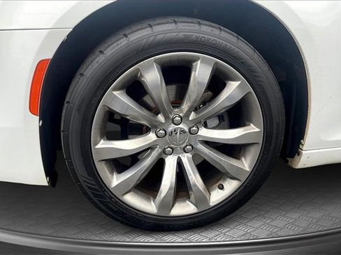 Used 2019 Chrysler 300 Limited image 9