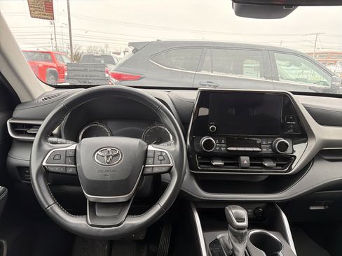 Used 2023 Toyota Highlander LE image 11