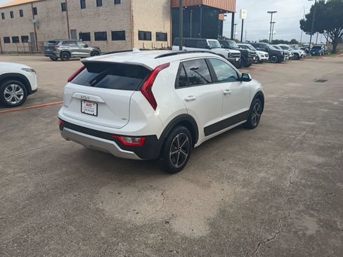 Used 2025 Kia Niro LX FWD image 7