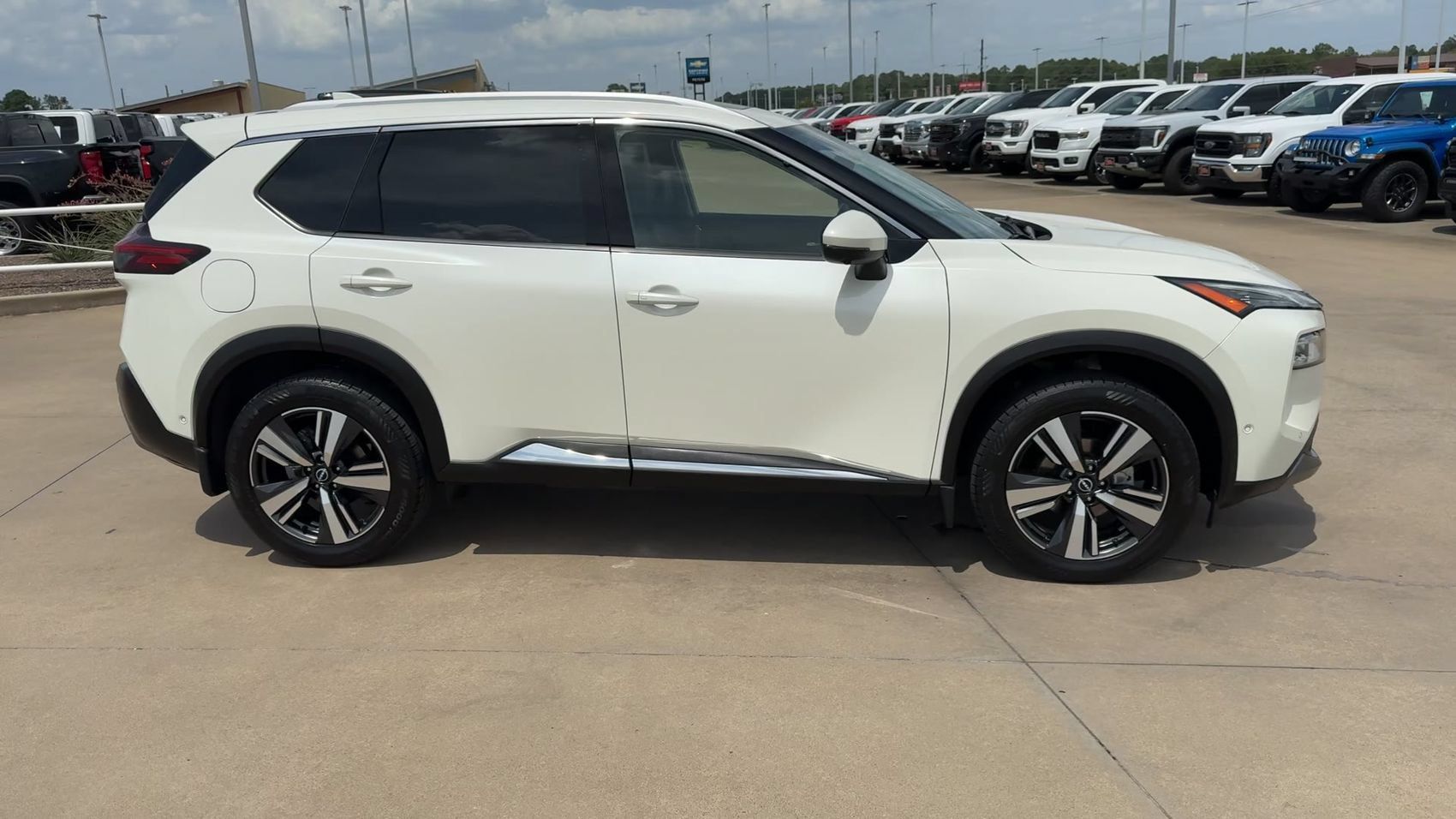 Used 2023 Nissan Rogue SL w/ SL Premium Package FWD image 2