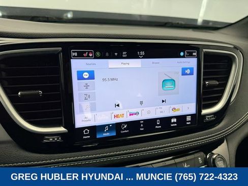 Used 2025 Chrysler Pacifica Limited FWD image 32