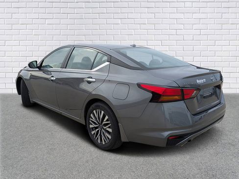 Used 2024 Nissan Altima 2.5 SV w/ SV Premium Package image 3