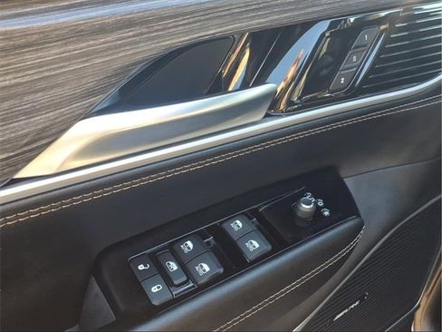 Used 2024 Jeep Wagoneer L Series II image 24