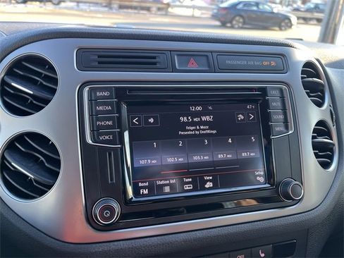 Used 2017 Volkswagen Tiguan S image 16