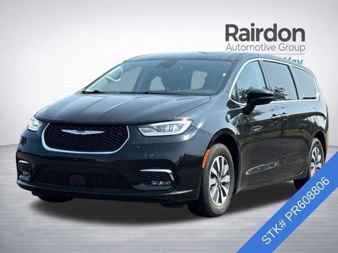 Used 2023 Chrysler Pacifica Touring-L FWD image 3