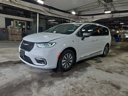 Used 2023 Chrysler Pacifica Limited FWD image 1